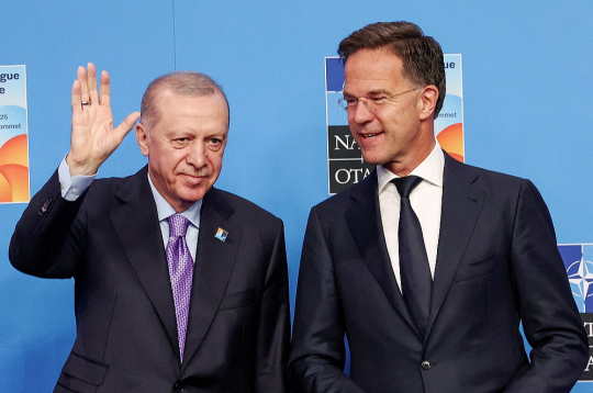 Turcijas prezidents Redžeps Tajips Erdogans un NATO ģenerālsekretārs Marks Rite jūnijā tiekoties Hāgā. Prognozē, ka Turcijas loma aliansē tuvākajā laikā pieaugs.