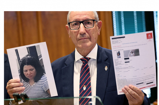 Monako Sabiedriskās drošības ministrs Eriks Are demonstrē Anastasijas Berezovskas foto un viņas meklēšanas Interpola orderi.