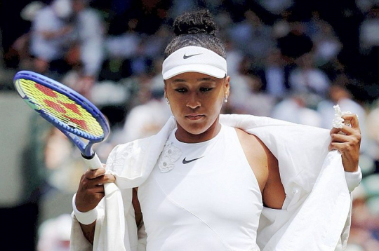 Šogad Vimbldonas tenisa turnīra vērotājus pārsteigusi japāniete Naomi Osaka, kura uz spēli ierodas tērpusies kimono, perfekti ievērojot arī turnīra stingros ģērbšanās noteikumus. Šogad Vimbldonas tenisa turnīra vērotājus pārsteigusi japāniete Naomi Osaka, kura uz spēli ierodas tērpusies kimono, perfekti ievērojot arī turnīra stingros ģērbšanās noteikumus.