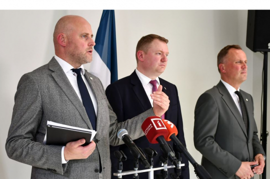 "Apvienotā saraksta" līderi Andris Kulbergs (no kreisās), Edvards Smiltēns un Edgars Tavars orientējas uz to, ka varēs vadīt koalīciju ne tikai četrus mēnešus, bet gan nākamos četrus gadus.