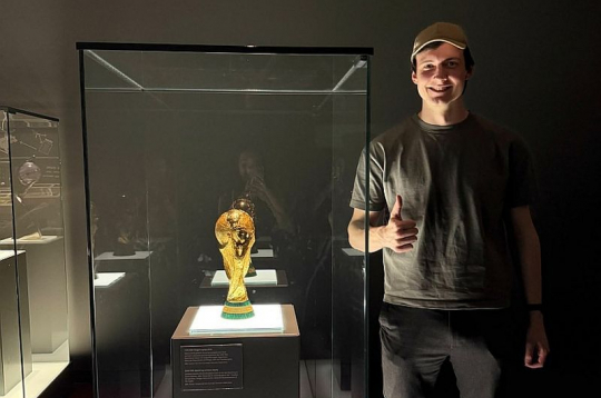Normunds Uldriķis futbola muzejā Dortmundē pie Pasaules kausa trofejas. Vācijas izlase to izcīnījusi četras reizes, bet šis turnīrs tai jau beidzies.