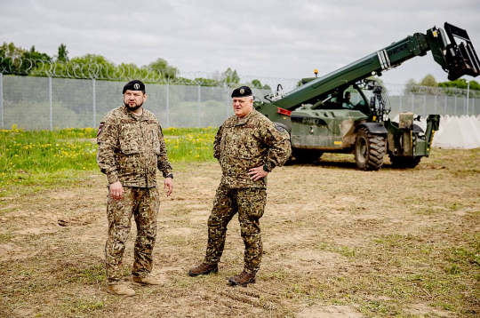 Top Baltijas aizsardzības 1. līnija, kas tiks papildināta ar 2. un 3. līniju. Attēlā: inženieru rotas komandieris kapteinis Edgars Lemps (no kreisās) un Zemessardzes 3. Latgales brigādes komandieris pulkvedis Pēteris Suveizda.
