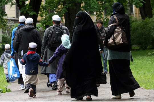 Islāmticīgajās ģimenēs ir pieņemts, ka uz visiem jautājumiem, ko ārsts vai vecmāte vaicā sievietei, piemēram, cik bieži jums ir kontrakcijas, vai sāpes ir spēcīgas, grūtniece vispirms izstāsta vīram pie auss, bet savukārt viņš to pavēsta mediķim.