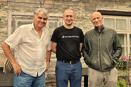 "Mēs mainām noteikumus" saraksta pirmie numuri: Vidzemē – Alvis Hermanis (no labās), Rīgā – Jāzeps Baško, Latgalē – Ainars Mielavs. "Mēs mainām noteikumus" saraksta pirmie numuri: Vidzemē – Alvis Hermanis (no labās), Rīgā – Jāzeps Baško, Latgalē – Ainars Mielavs.