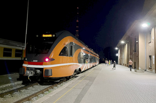Kā vienu no iespējām "Vivi" izskata sadarbību ar "Elron", nākotnē nomājot "Stadler Flirt" dīzeļvilcienus. Attēlā: igauņu "Stadler Flirt" testa brauciena laikā Daugavpils stacijā. Kā vienu no iespējām "Vivi" izskata sadarbību ar "Elron", nākotnē nomājot "Stadler Flirt" dīzeļvilcienus. Attēlā: igauņu "Stadler Flirt" testa brauciena laikā Daugavpils stacijā.