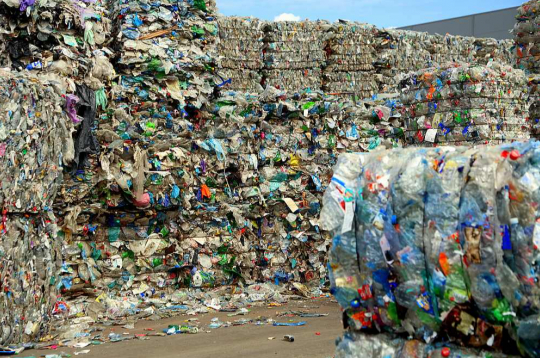 Latvijā 40% veikalu plauktos sastopamo preču iepakojumu ir daudzslāņu, tādējādi samazinot iespēju tos pārstrādāt. Vienlaikus ik gadu preču plastmasas iepakojuma apjoms palielinās.