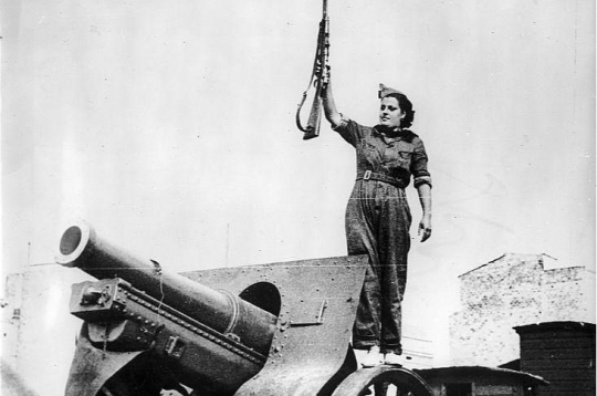 Republikāņu kaujiniece Barselonā 1936. gadā. Republikāņu kaujiniece Barselonā 1936. gadā.