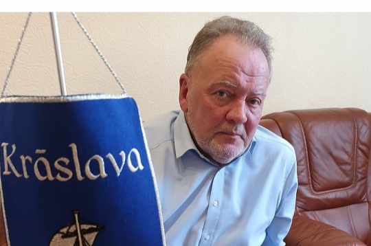 "Nekas ārpus Rīgas un Pierīgas taču vairs nav izdevīgi, par visu valstij jāpiemaksā – mūsu iedzīvotāji to visu redz un klausās jau gadiem, tas viņos krājas, un šī nevajadzīgās nastas sajūta tikai pieaug," atzīst Krāslavas novada mērs Gunārs Upenieks. "Nekas ārpus Rīgas un Pierīgas taču vairs nav izdevīgi, par visu valstij jāpiemaksā – mūsu iedzīvotāji to visu redz un klausās jau gadiem, tas viņos krājas, un šī nevajadzīgās nastas sajūta tikai pieaug," atzīst Krāslavas novada mērs Gunārs Upenieks.