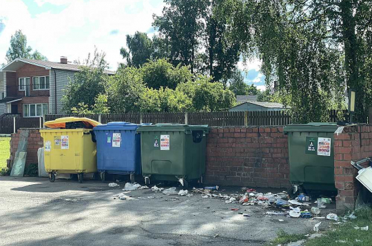 Iekšpagalms Ozolniekos, Parka ielā 3. Jaunais apsaimniekotājs konteinerus nebija atvedis, tāpēc cilvēki atkritumus atstāja konteineru laukumā.