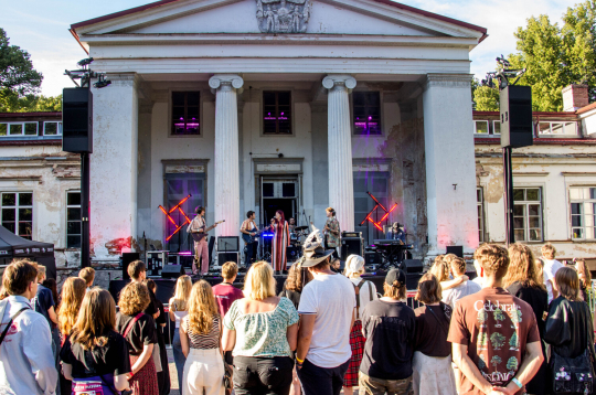 Bilžu paraksts:
Festivāls "FĀZE '26" Zentenes muižā Tukuma novadā.