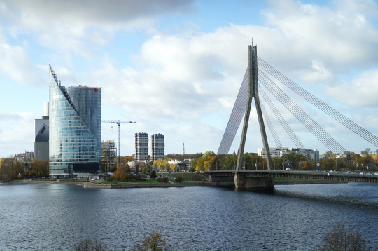 Vanšu tilts pār Daugavu un "Swedbank" centrālā ēka.