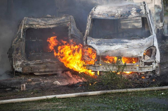 Degošas mašīnas Odesā pēc krievu raķešu uzbrukuma. Degošas mašīnas Odesā pēc krievu raķešu uzbrukuma.