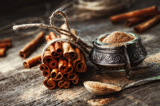 Uzskata, ka vienīgo īsto kanēli (Cinnamomum verum) iegūst no Ceilonas kanēļkoka (Cinnamomum zeylanicum) mizas.