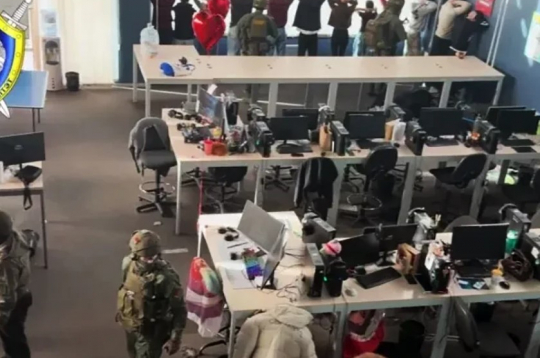 Lielākā daļa aizturēto ir Ķīnas pilsoņi, šīs valsts kibermafija pēdējos gados izpleš taustekļus Austrumāfrikā. Ugundas policijas foto. Lielākā daļa aizturēto ir Ķīnas pilsoņi, šīs valsts kibermafija pēdējos gados izpleš taustekļus Austrumāfrikā. Ugundas policijas foto.