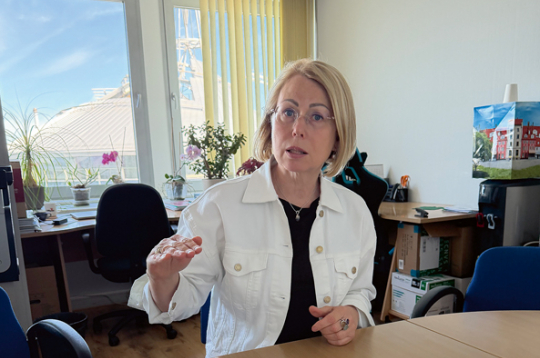 Dzintra Lejniece: "Visi saprot, ka tirgus svārstības ir nenovēršamas, tomēr, ja tās sasniedz 20% kritumu, ilgtermiņā šādu tendenci nevar izturēt. Parasti vasarā cūku audzētāji ievelk elpu, jo sezonas dēļ cenas kāpj. Augustā un septembrī sākas un līdz Ziemassvētkiem turpinās cenas kritums. Ja šajā gadā būs tikai kritums bez kāpuma – tas būtu bēdīgi." Dzintra Lejniece: "Visi saprot, ka tirgus svārstības ir nenovēršamas, tomēr, ja tās sasniedz 20% kritumu, ilgtermiņā šādu tendenci nevar izturēt. Parasti vasarā cūku audzētāji ievelk elpu, jo sezonas dēļ cenas kāpj. Augustā un septembrī sākas un līdz Ziemassvētkiem turpinās cenas kritums. Ja šajā gadā būs tikai kritums bez kāpuma – tas būtu bēdīgi."