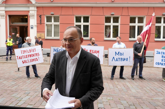 Latvijas Krievu mācībvalodas skolu atbalsta asociācijas (LAŠOR) valdes priekšsēdētājs, bijušais Saeimas deputāts Igors Pimenovs pie Saeimas nama, kur notiek LAŠOR rīkotais pikets pret pāreju uz mācībām latviešu valodā.