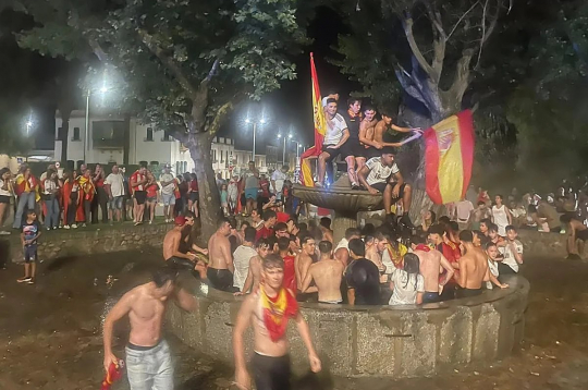 Svinības pēc Spānijas uzvaras Pasaules kausā futbolā. Svinības pēc Spānijas uzvaras Pasaules kausā futbolā.