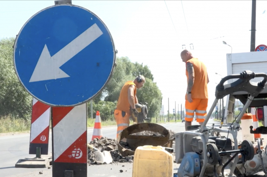 Ceļu būves darbi turpinās arī karstā laikā. Ceļu būves darbi turpinās arī karstā laikā.