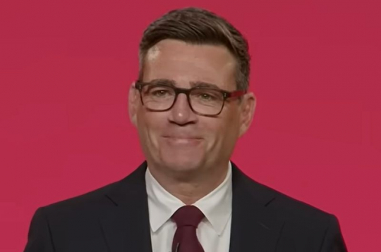 Lielbritānijas premjerministrs Endijs Bērnhems.