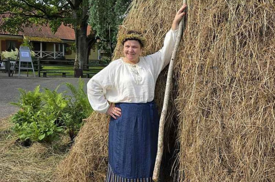 Jolanta Borīte, Turaidas muzejrezervāta direktore: "Pasākums sniedz iespēju parādīt, ka senās prasmes nav tikai pagātnes liecība – tās var būt nozīmīgas arī mūsdienu dabas daudzveidības saglabāšanā." Jolanta Borīte, Turaidas muzejrezervāta direktore: "Pasākums sniedz iespēju parādīt, ka senās prasmes nav tikai pagātnes liecība – tās var būt nozīmīgas arī mūsdienu dabas daudzveidības saglabāšanā."