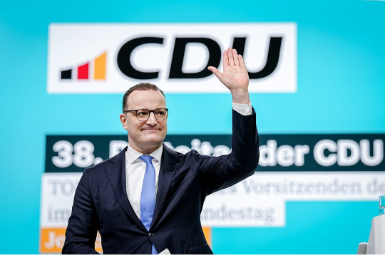 Jenss Špāns šā gada 21. februārī Štutgartē, kur notika kristīgo demokrātu kongress. Tā dalībnieki apstiprināja partijas iepriekšējo nostādni, ka surogācijas prakse Vācijā nav pieļaujama. Jenss Špāns šā gada 21. februārī Štutgartē, kur notika kristīgo demokrātu kongress. Tā dalībnieki apstiprināja partijas iepriekšējo nostādni, ka surogācijas prakse Vācijā nav pieļaujama.