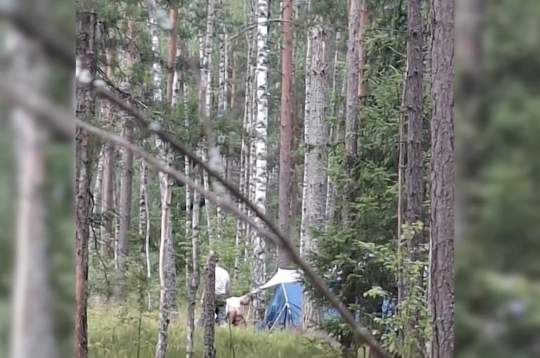 Migranti mežā bija uzceluši telti un iekārtojuši apmetnes vietu ar grilu. Migranti mežā bija uzceluši telti un iekārtojuši apmetnes vietu ar grilu.