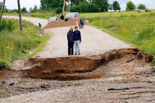 Spēcīgo lietavu izraisīto bojājumu dēļ satiksmei slēgts autoceļš Liepkalni–Stumbri Balgales pagastā. Spēcīgo lietavu izraisīto bojājumu dēļ satiksmei slēgts autoceļš Liepkalni–Stumbri Balgales pagastā.
