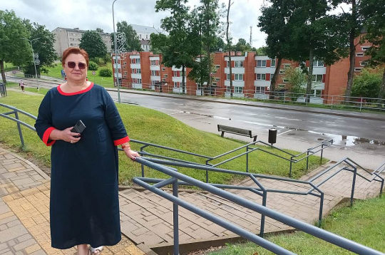 Ineta Danovska, ilggadējā Krāslavas novada būvvaldes vadītāja, uz trešo lielāko pilsētu Latgalē uzaicināta strādāt pēc arhitektūras studijām Rīgā. "Būvvaldē strādāju kopš 1996. gada, toreiz un arī tagad privātmāju sektorā vismaz vienu gatavu objektu ekspluatācijā nodod reizi gadā – tas gan nav mainījies," rezumē speciāliste. Ineta Danovska, ilggadējā Krāslavas novada būvvaldes vadītāja, uz trešo lielāko pilsētu Latgalē uzaicināta strādāt pēc arhitektūras studijām Rīgā. "Būvvaldē strādāju kopš 1996. gada, toreiz un arī tagad privātmāju sektorā vismaz vienu gatavu objektu ekspluatācijā nodod reizi gadā – tas gan nav mainījies," rezumē speciāliste.