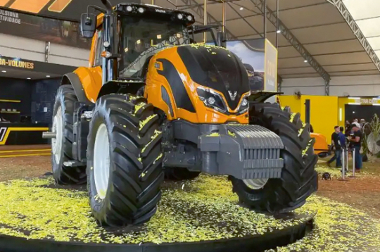 'Valtra M5' traktors.