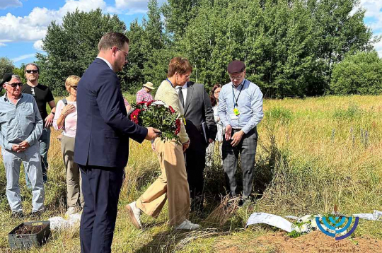 Piemiņas brīdis Mazjumpravmuižas nometnes vietā šā gada 2. jūlijā. Piemiņas brīdis Mazjumpravmuižas nometnes vietā šā gada 2. jūlijā.