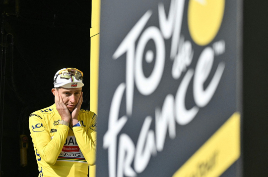 Dopinga apkarotāju nakts reids, kura īstenošanai bija nepieciešama tiesas atļauja, met aizdomu ēnu uz vadošajiem "Tour de France" velobraucējiem, arī Tadeju Pogačaru, kuram tikai milzīga neveiksme var liegt piekto tūres uzvarētāja titulu.