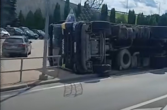 Apgāzies kravas auto Rīgas HES teritorijā.