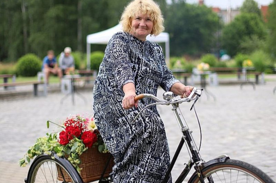 Ventspils novada Zlēku kultūras nama vadītāja Kristīne Kauliņa. Ventspils novada Zlēku kultūras nama vadītāja Kristīne Kauliņa.