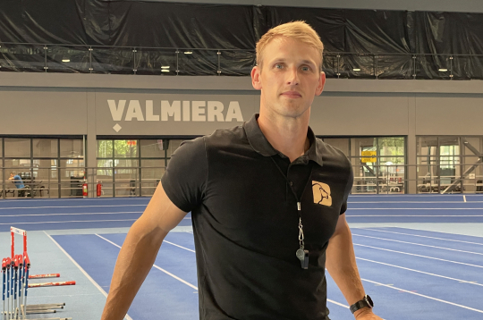 Pēc atgriešanās no ASV un Čehijas Reiņa Krēgera darba vieta ir
Valmieras sporta skola, kur viņš trenē jaunos vieglatlētus