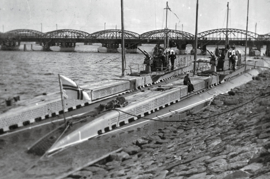 Kara flotes zemūdenes Spīdola un Ronis Daugavā. Rīga, 1930. gadi. Kara flotes zemūdenes Spīdola un Ronis Daugavā. Rīga, 1930. gadi.