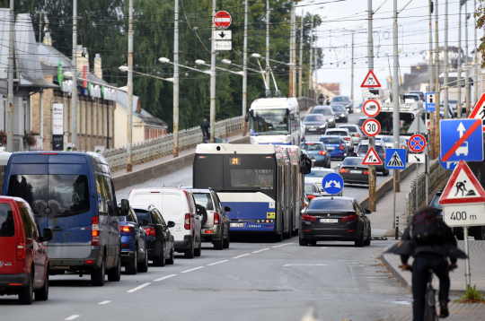 Satiksme Zinību dienas rītā uz Gaisa tilta. Satiksme Zinību dienas rītā uz Gaisa tilta.