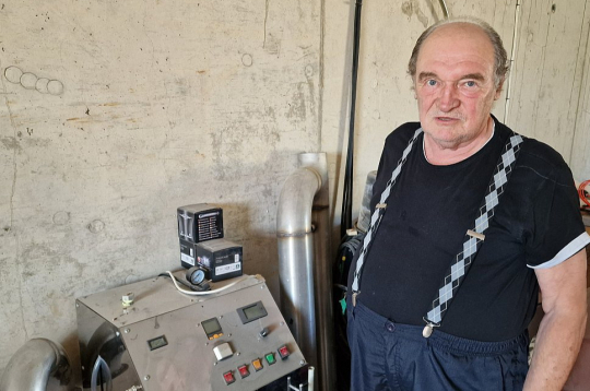 Aigars Taukulis pie ūdeņraža iekārtām savā laboratorijā "Ezerlīčos".