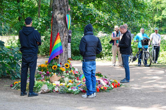 Stihiskais memoriāls terora akta vietā Berlīnes Tīrgartenā. Vācijas Federālais kriminālpolicijas birojs (BKA) jūlija sākumā kā "islāmisma draudus" radošas klasificēja aptuveni 420 personas. Starp tām bija arī Abduls B.