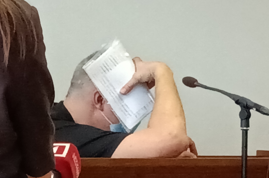 Bijušais lielveikala apsargs Igors Andrejevs tiesā aizsedza seju ar krimināllietas materiāliem un viņa mutei priekšā bija maska. LTV žurnālistei, kura uzdeva jautājumus, apsūdzētais par savām atbildēm skaļā balsī pieprasīja 5000 eiro atlīdzību...