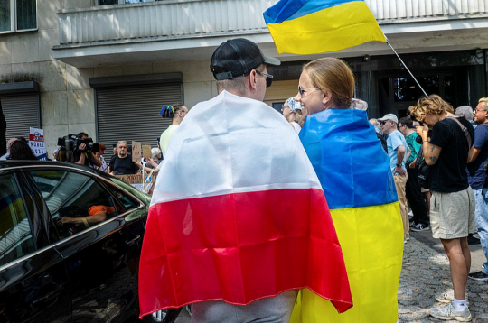 Varšavā 19. jūlijā pie Ukrainas vēstniecības pulcējās Polijā dzīvojošie ukraiņi un viņus atbalstošie poļi, lai izrādītu atbalstu ukraiņiem, kuri pēdējā laikā Polijā sastopas ar pieaugošu agresiju.