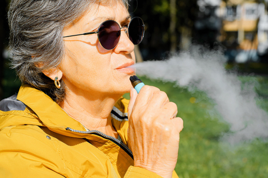 Ecigarešu lietotājiem ir aptuveni par 71% augstāks insulta, par 51% augstāks sirdstriekas un par 49% augstāks sāpju krūtīs (var liecināt par infarktu) risks nekā nesmēķētājiem. Ecigarešu lietotājiem ir aptuveni par 71% augstāks insulta, par 51% augstāks sirdstriekas un par 49% augstāks sāpju krūtīs (var liecināt par infarktu) risks nekā nesmēķētājiem.