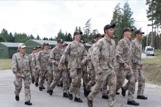 Vasaras brīvlaikā jaunieši apgūst militārās prasmes.