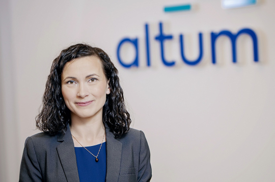 Līga Mellēna, "Altum" uzņēmumu energoefektivitātes vadītāja: "Līdz šim uzņēmumi, izmantojot atbalsta programmas finansējumu, aktīvi investējuši saules paneļu, siltumsūkņu un biomasas apkures katlu ierīkošanā, lai ražotu enerģiju pašpatēriņam." Līga Mellēna, "Altum" uzņēmumu energoefektivitātes vadītāja: "Līdz šim uzņēmumi, izmantojot atbalsta programmas finansējumu, aktīvi investējuši saules paneļu, siltumsūkņu un biomasas apkures katlu ierīkošanā, lai ražotu enerģiju pašpatēriņam."