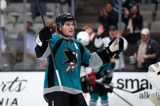 Aizvadītās sezonas labākais hokejists pasaulē 20 gadus vecais kanādietis Maklins Selebrīni ticis pie lielākā līguma NHL vēsturē.