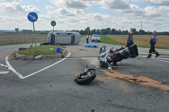 Motocikla un automašīnas sadursme uz Jelgavas-Tukuma ceļa