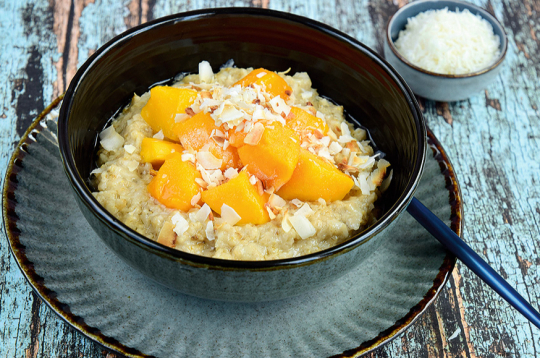 Ar kokosriekstu pienu un mango. Ar kokosriekstu pienu un mango.