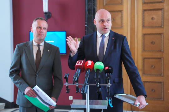 Viedās administrācijas un reģionālās attīstības ministrs Edgars Tavars (no kreisās) un Ministru prezidents Andris Kulbergs piedalās preses konferencē pēc Informācijas sabiedrības padomes sēdes Ministru kabinetā. Viedās administrācijas un reģionālās attīstības ministrs Edgars Tavars (no kreisās) un Ministru prezidents Andris Kulbergs piedalās preses konferencē pēc Informācijas sabiedrības padomes sēdes Ministru kabinetā.