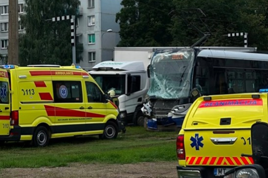 Kravas auto un tramvaja sadursme Rīgā. Kravas auto un tramvaja sadursme Rīgā.