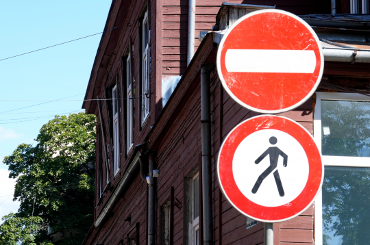 Drošības apsvērumu dēļ slēgta transportlīdzekļu satiksme un ierobežota gājēju kustība Rīgā, Daugavpils ielā pie ēkas Nr. 8.