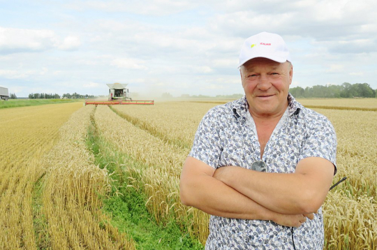 "Tas patiešām ir riktīgs sviests, ka ierēdņi kabinetos var izdomāt, kā latviešu zemniekam strādāt," spriež zemnieku saimniecības "Paugurīši" īpašnieks Armands Jankevics, uz kura saimniecību rīt brauks Latvijas premjerministrs Andris Kulbergs. "Ko es prasīšu? Ko gan viņam daudz prasīsi?! Ne viņš degvielas un minerālmēslu cenas var ietekmēt, ne biržu. Pašiem jāstrādā, un viss būs. Bet premjers man patīk," saka saimnieks.
